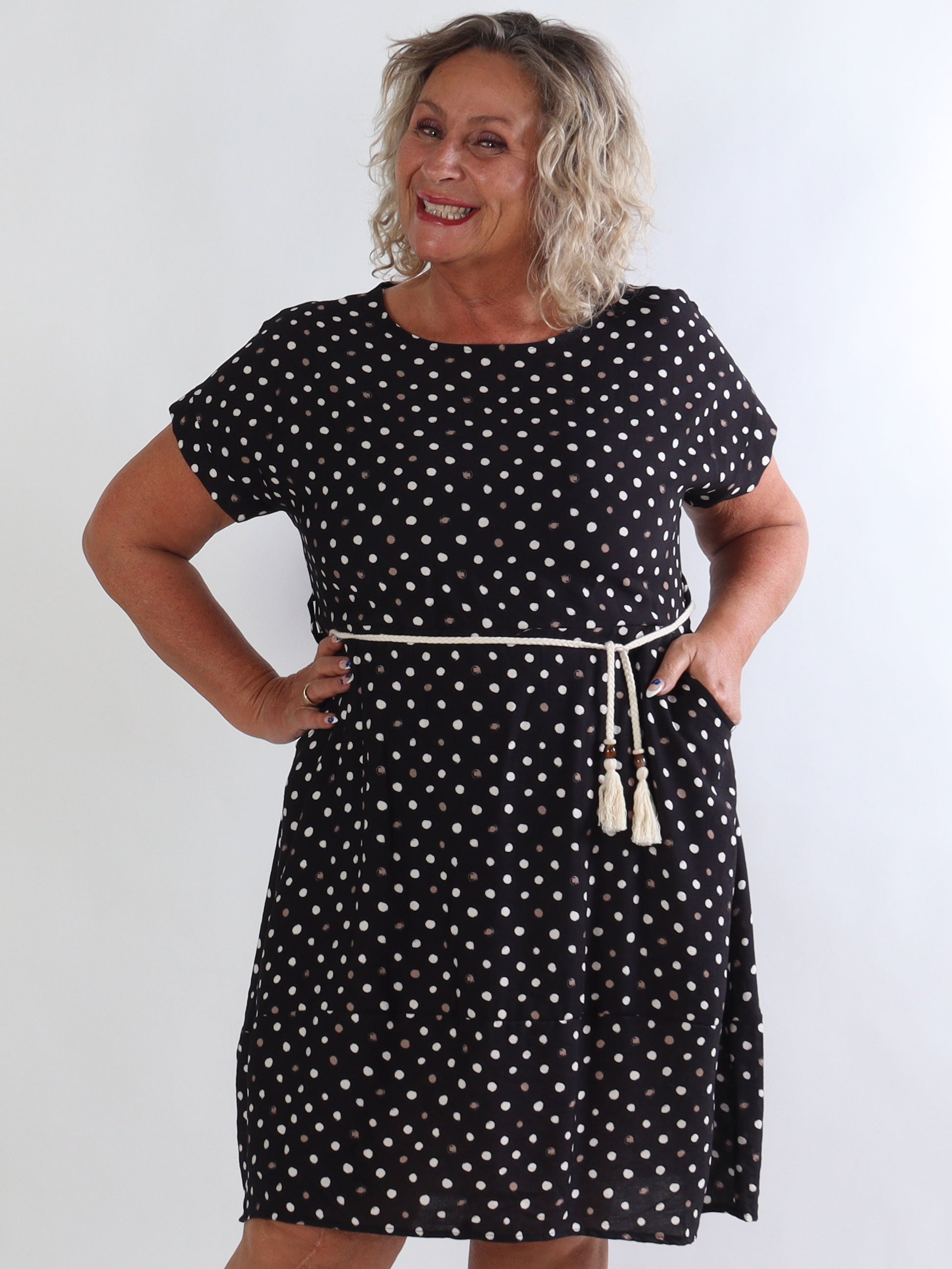 Palla - Prikket plus size kjole i en viskoseblanding med flettet bindebånd